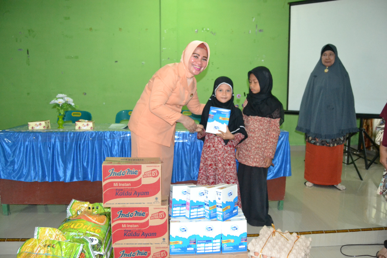 HUT Darma Wanita Persatuan Ke-20, Penasehat DWP,Hj.Rosmanidar Andi Suhaimi Anjangsana Ke Panti Asuhan