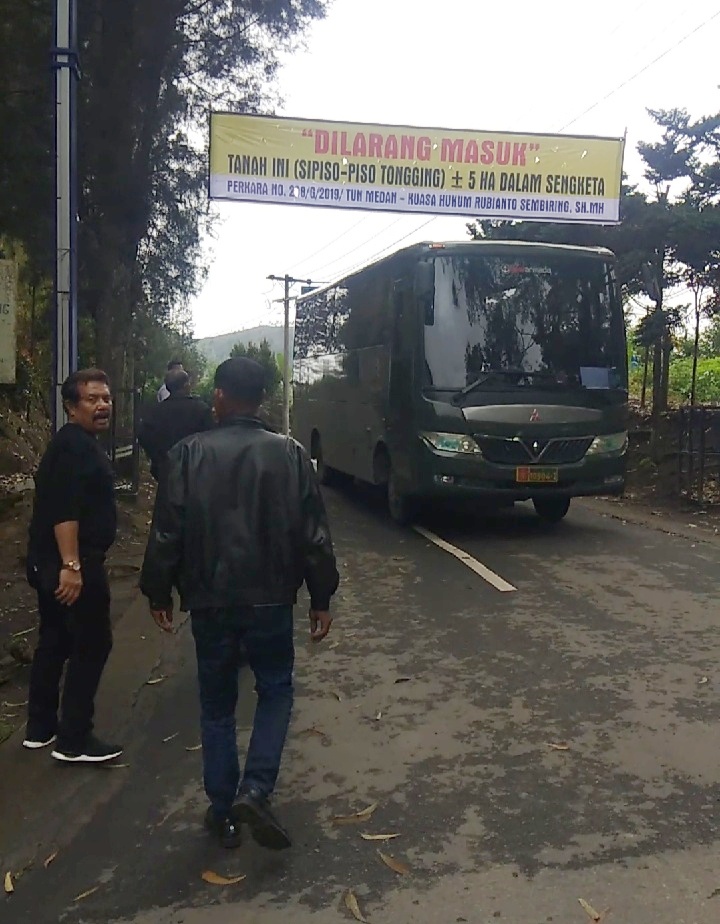 Gawat…Objek Wisata Air Terjun Sipiso-piso Diklaim Warga, Spanduk Larangan Masuk Dipasang