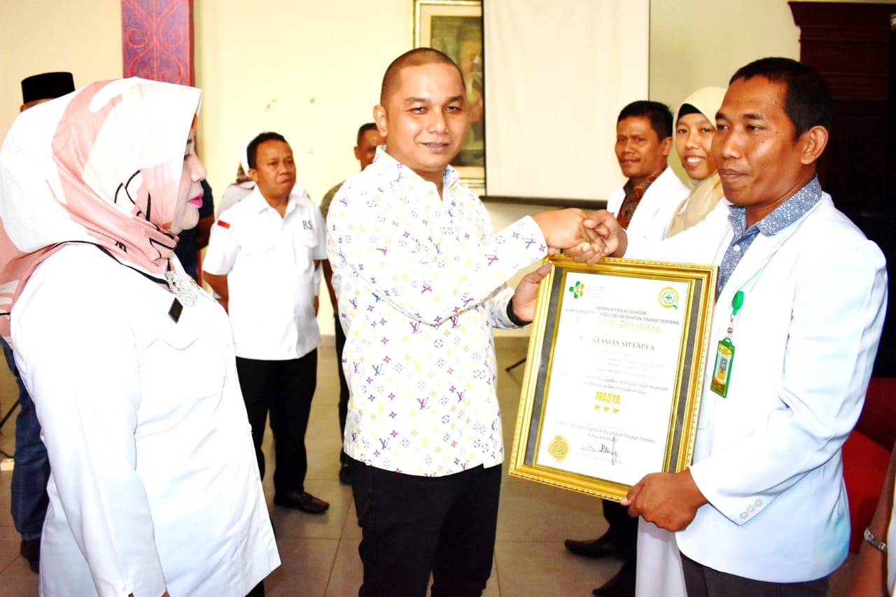 Bupati Tapteng Serahkan Sertifikat Akreditasi 12 Puskesmas Tahun 2019