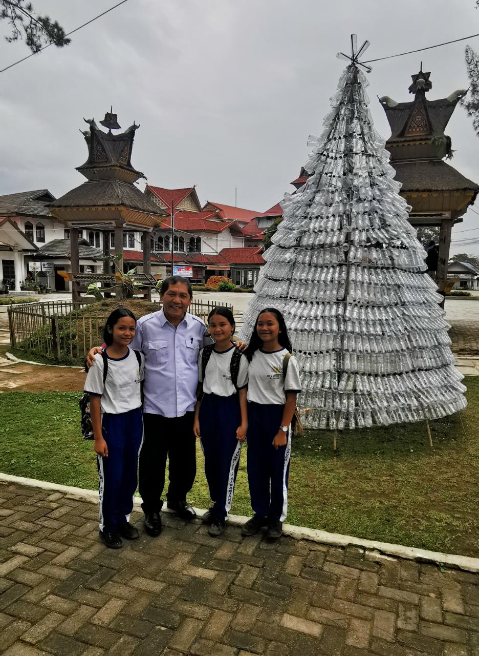 Pohon Natal Botol Aqua Bekas Ide PKK Karo, Hiasi Taman Ruang Terbuka Hijau