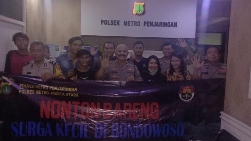 Kapolsek Metro Penjaringan Nobar Film Surga Kecil di Bondowoso
