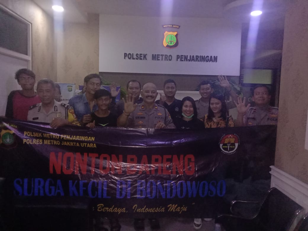 Kapolsek Metro Penjaringan Nobar Film Surga Kecil di Bondowoso