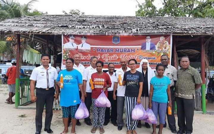 Pemkab R4 membagi 1500 Paket Sembako Kepada Umat Nasarani di Kota Waisai