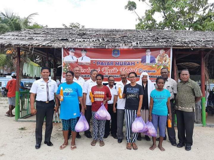 Pemkab R4 membagi 1500 Paket Sembako Kepada Umat Nasarani di Kota Waisai