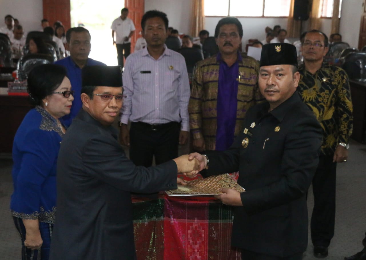 Bupati Taput dan DPRD Taput Tandatangani Persetujuan Bersama atas Ranperda KTR dan Ranperda RIPP