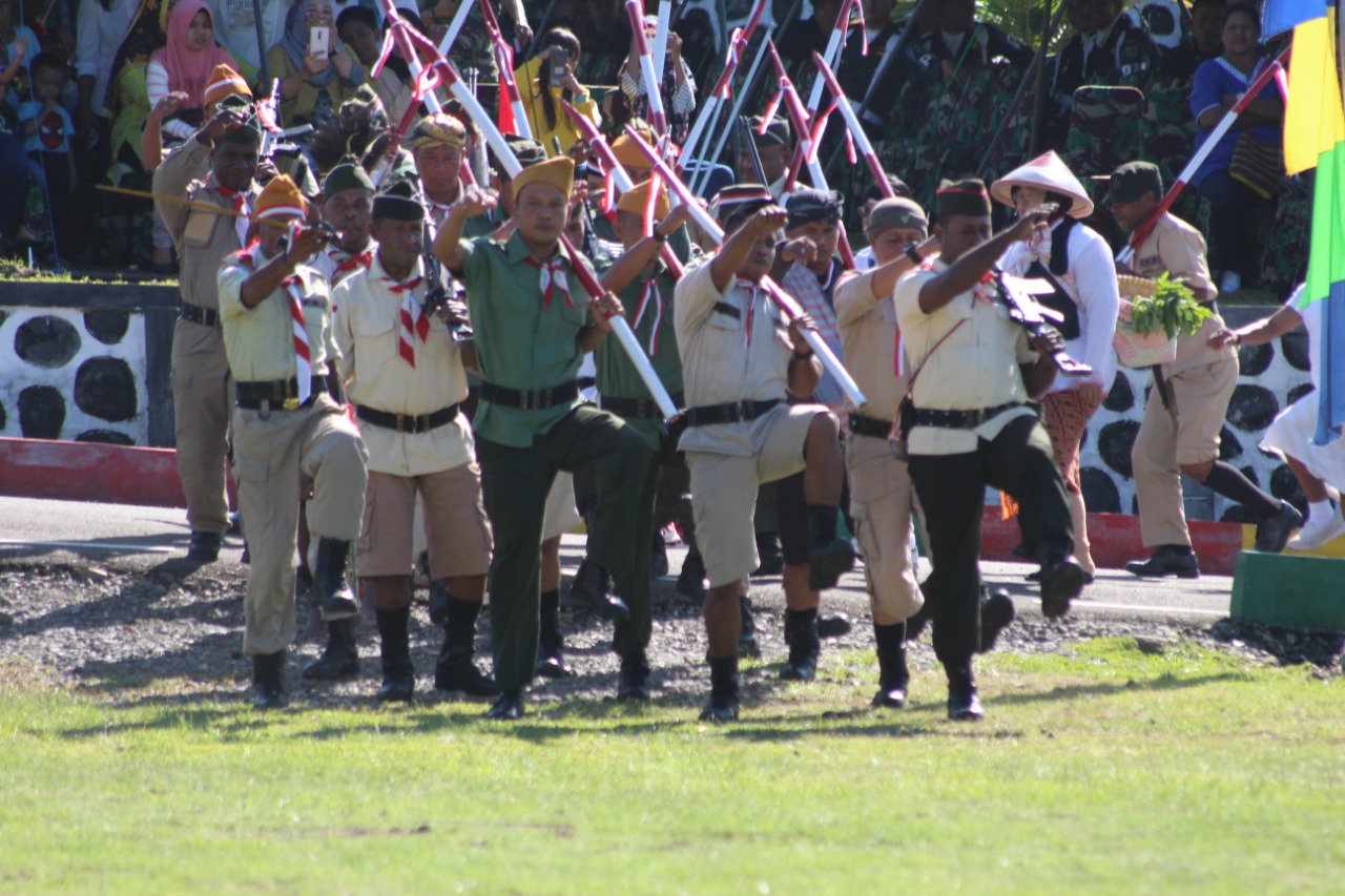 PASUKAN TRADISIONAL KODIM 1801/MANOKWARI MEWARNAI HUT KODAM XVIII/KASUARI KE – 3
