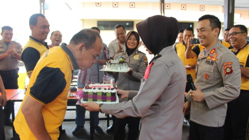 Di Usia Yang Ke 57 Tahun “Kopi Asin” Surprise Buat Pak Waka Dan Kasiwas Polres Madina