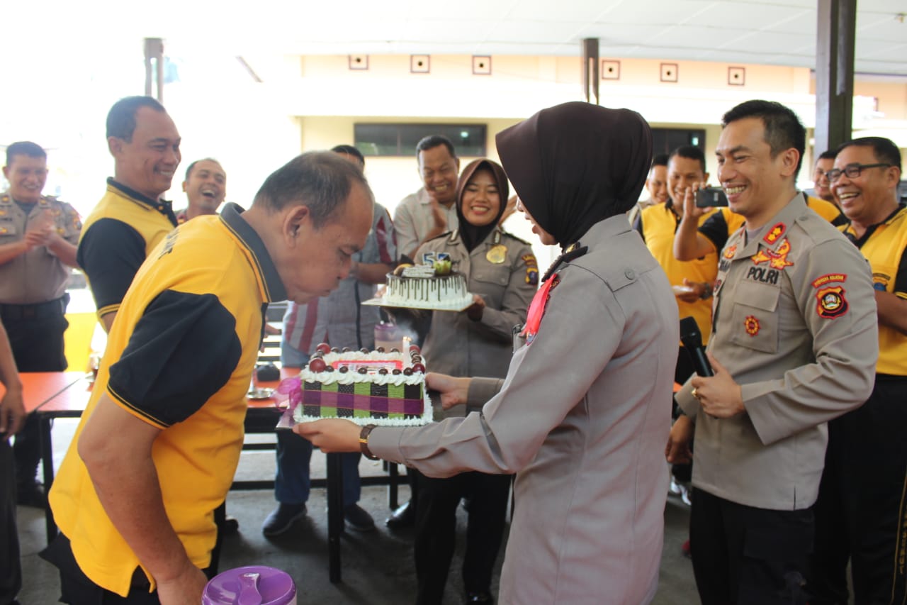 Di Usia Yang Ke 57 Tahun “Kopi Asin” Surprise Buat Pak Waka Dan Kasiwas Polres Madina
