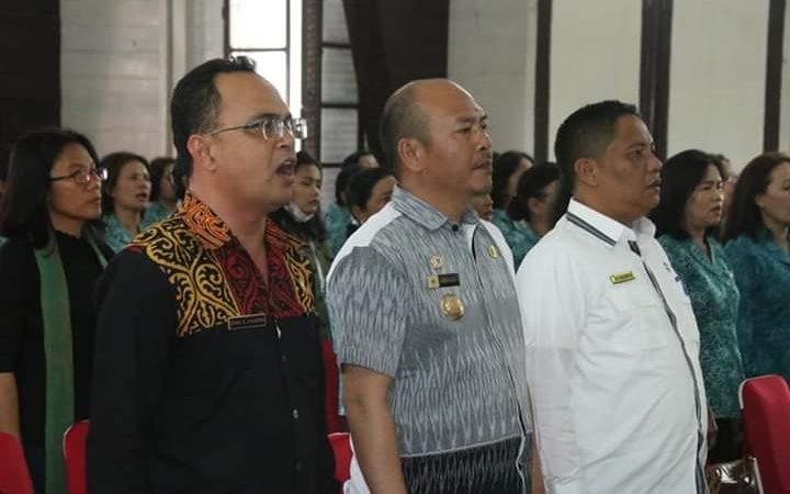 Bupati Taput Serahkan Hadiah Lomba Administrasi PKK Desa Tingkat Kabupaten