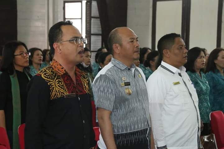 Bupati Taput Serahkan Hadiah Lomba Administrasi PKK Desa Tingkat Kabupaten