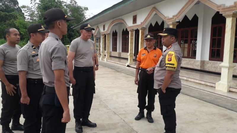 Personil Polres Kukar Melaksanakan Bakti Sosial Bersihkan Rumah Ibadah