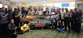 Polres Metro Jakarta Timur Bersama Pejabat Utama dan Polsek Cakung Mengajak Insan Media dan Unsur Elemen Masyarakat Nobar Film ‘Sang Prawira’ di Cinema XX Mall Basura