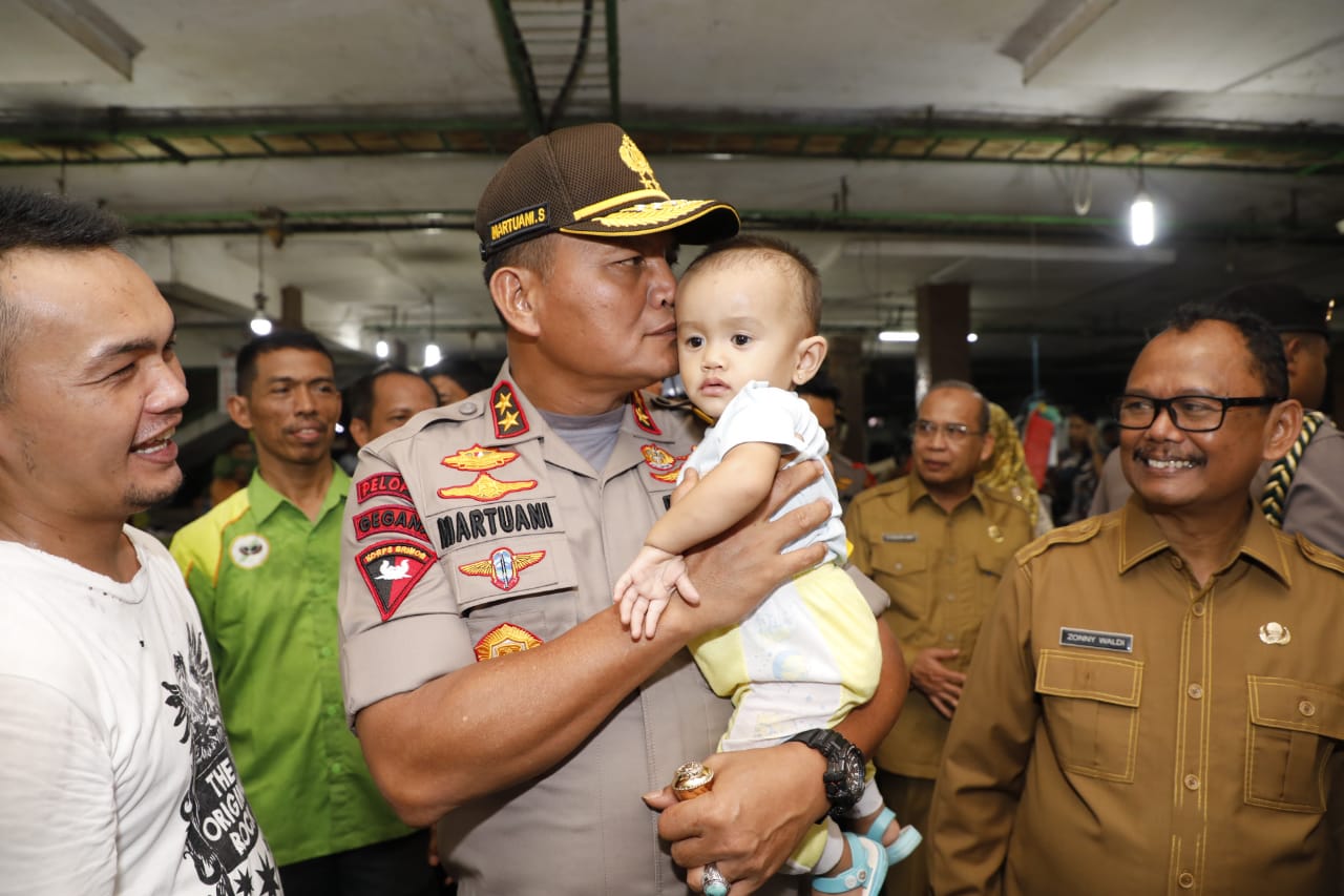 Jelang Natal dan Tahun Baru, Kapoldasu,  Pangdam I/BB Tinjau Harga Sembako di Beberapa Pasar di Medan