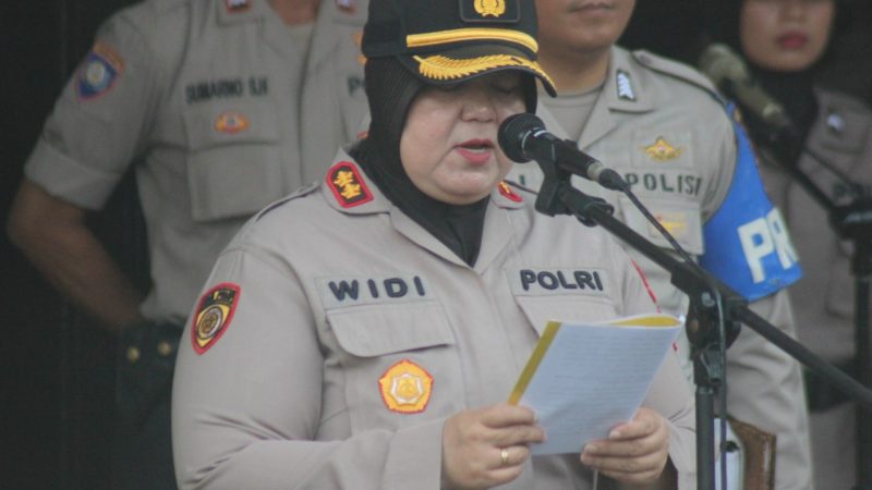 Memperingati Hari Ibu ke-91 Tahun 2019 Personil Polres Metro Jakarta Barat Melaksanakan Upacara Bendera