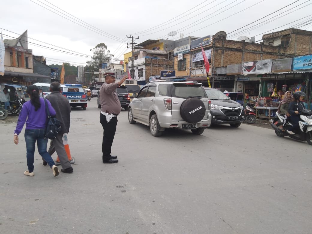 Lalulintas di Siborongborong Lancar Masyarakat Berterimakasih kepada Polsek Siborongborong