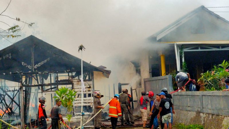 Personil Polres Kukar dan Polsek Tenggarong Bantu Evakuasi Kebakaran Rumah di Jalan Tenis