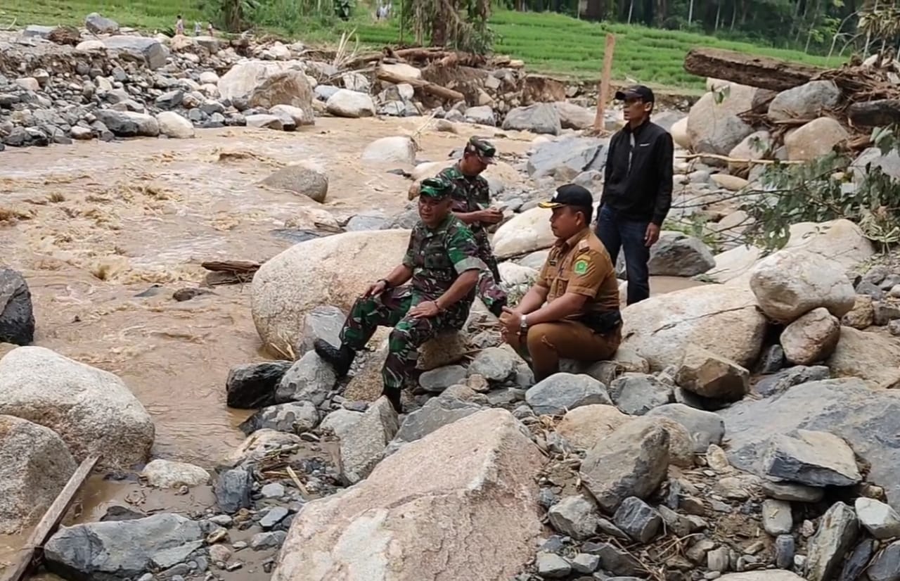 Labura Berduka, Danrem 022/PT Kolonel Inf R. Wahyu Sugiarto  Kunjungi Lokasi Banjir