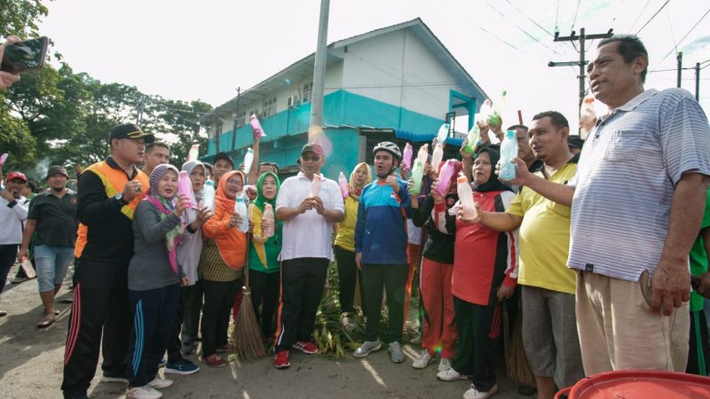 Sosialisasikan Pengurangan Plastik, Plt Wali Kota Bagikan Tumbler Gratis