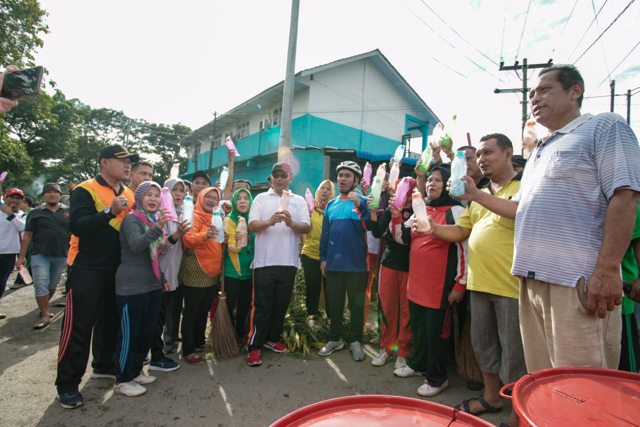 Sosialisasikan Pengurangan Plastik, Plt Wali Kota Bagikan Tumbler Gratis