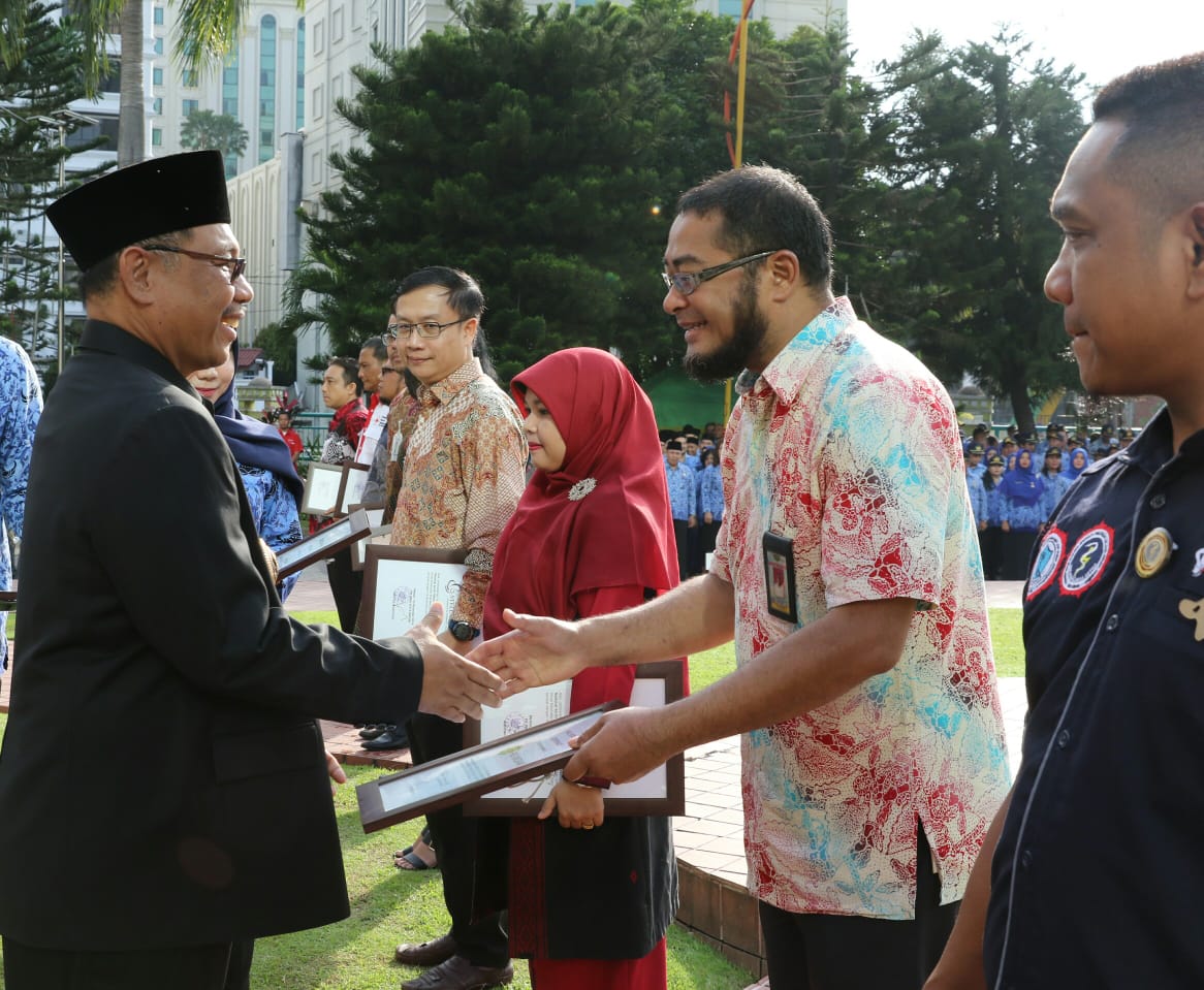 Pimpin Upacara Hari Pahlawan, Plt Wali Kota: Siapapun Bisa Jadi Pahlawan Masa Kini