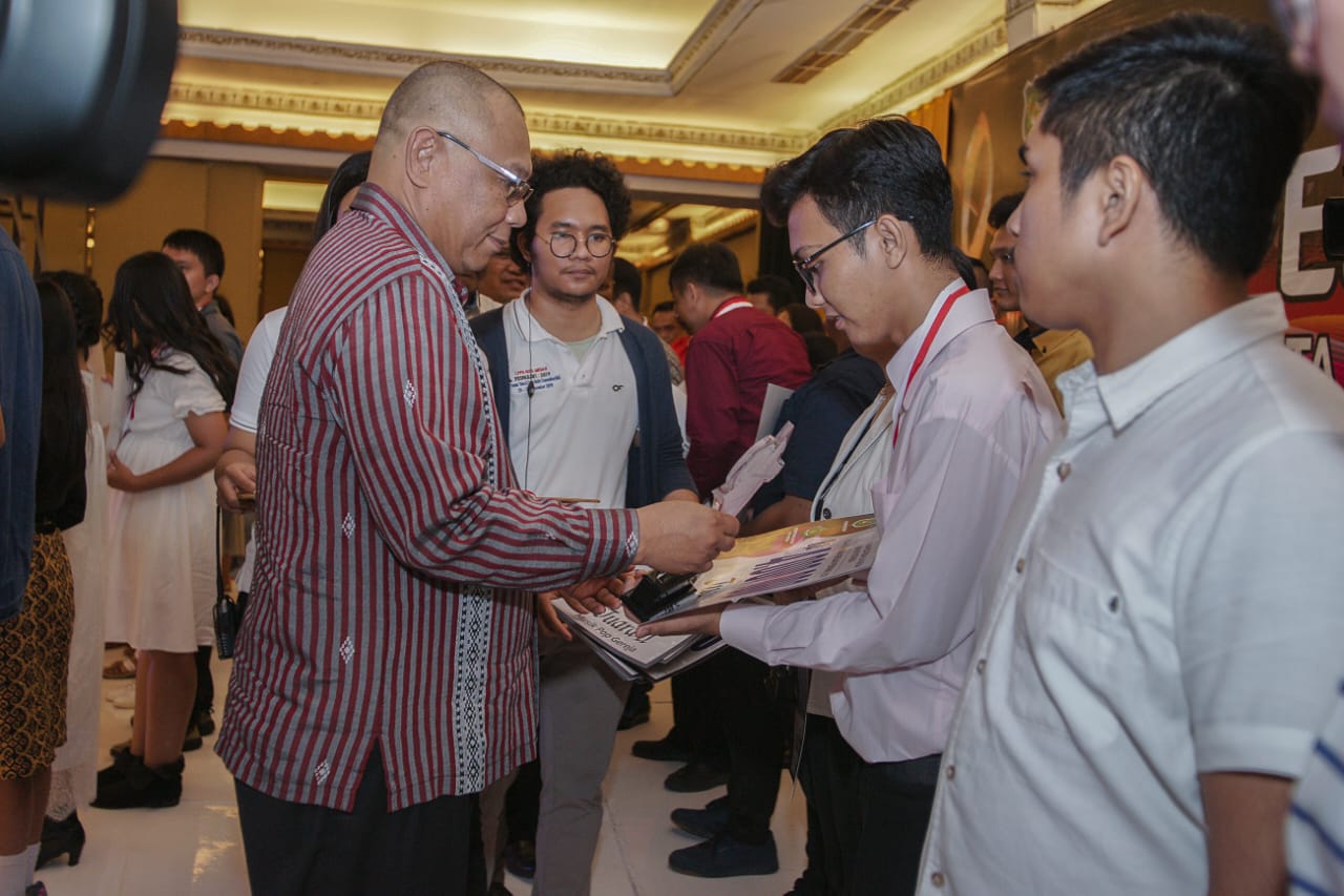 Plt Wali Kota Serahkan Hadiah Pemenang Pesparawi 2019