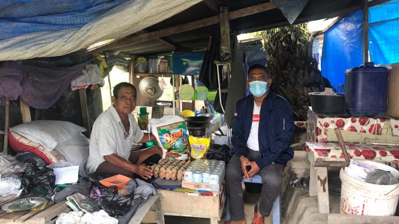 Di Riau Pada Natal 2020, Bripka Leonar Delon Pakpahan Berikan Bantuan Kepada Warga Yang Tinggal Di Gubuk