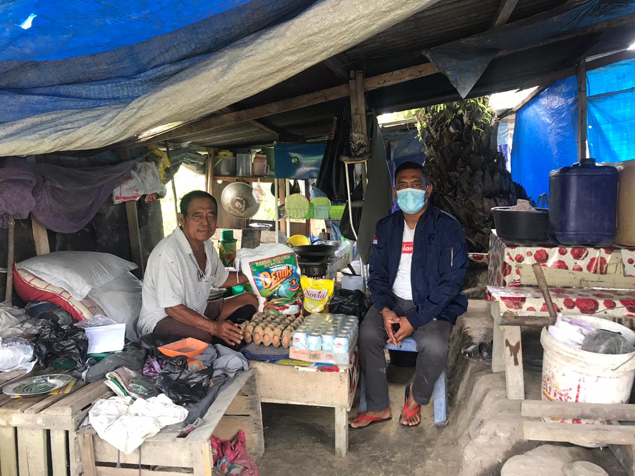 Di Riau Pada Natal 2020, Bripka Leonar Delon Pakpahan Berikan Bantuan Kepada Warga Yang Tinggal Di Gubuk