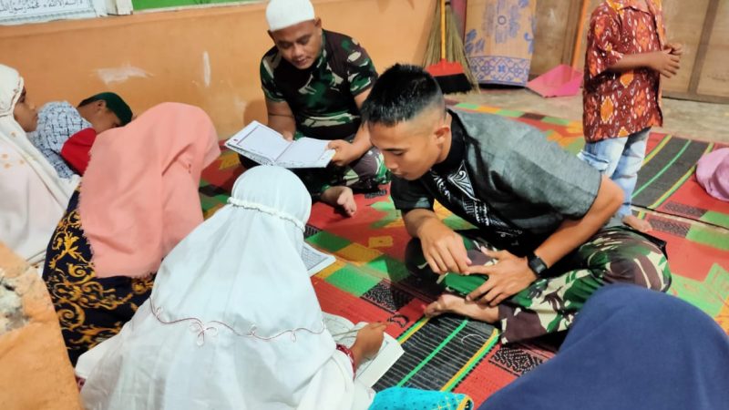 Disela Kesibukannya, Prajurit Satgas TMMD Ke- 110 Kodim 0209/LB Ajari Mengaji Anak-Anak Desa Pematang