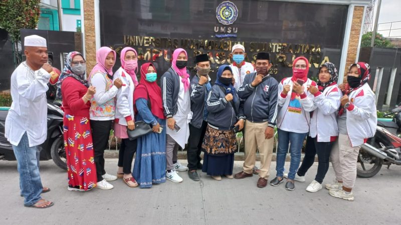 Tim Pejuang Ihwan Ritonga DPC Medan Denai Bagi Takjil Gratis Di Depan Kampus UMSU Jl. Denai Medan