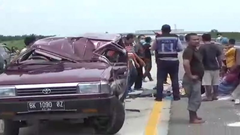 Akibat Pecah Ban Mobil Kijang Terbalik, 5 Orang Luka – luka