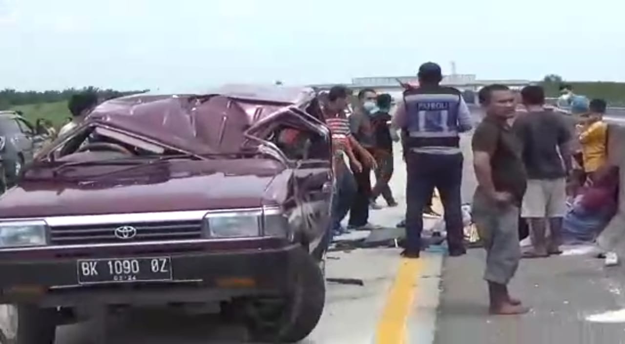 Akibat Pecah Ban Mobil Kijang Terbalik, 5 Orang Luka – luka