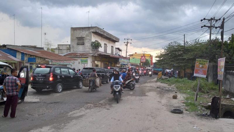 Jalan Lintas Perdagangan Menuju Siantar Rusak Parah, Mengakibatkan Kemacetan Yang Panjang