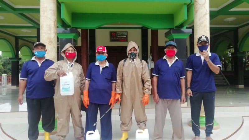 Cegah Penularan Covid, Kades Pucuksari Semprot Desinfektan Masjid Firosatul
