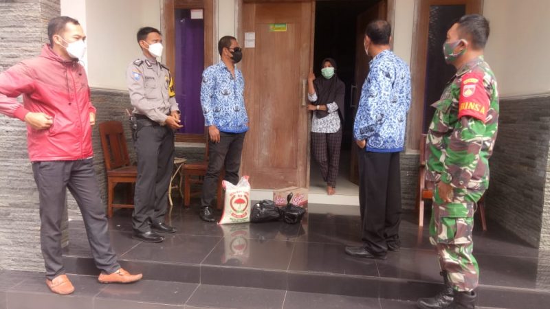 Pemdes Penyangkringan Sinergi TNI-Polri Bagikan Paket Sembako