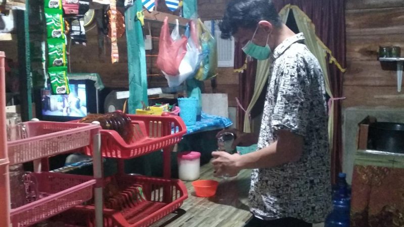 Taati Prokes, Penggelola Warung Di Aceh Singkil Bertahan Ditengah Pandemi