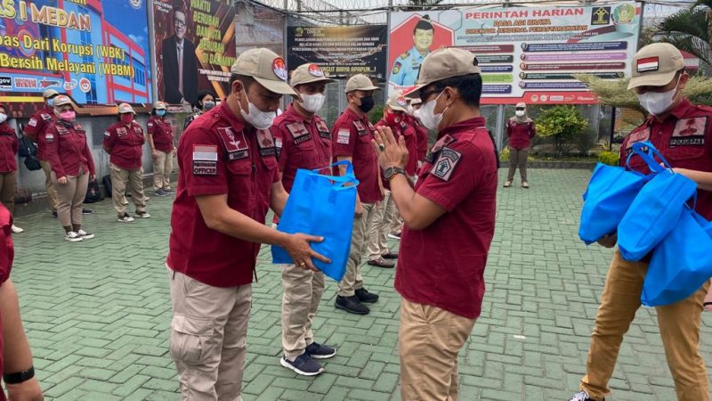 Cegah Penularan Covid19, Kalapas Klas I Tanjunggusta Berikan Paket Kesehatan Kepada Pegawai