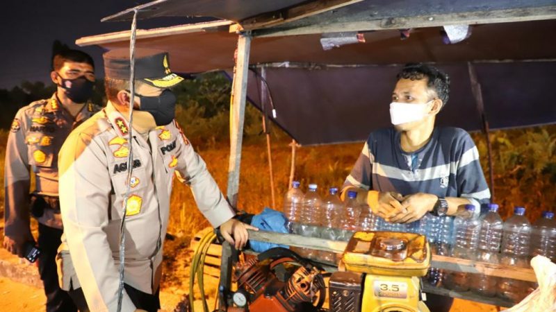 Pimpin Patroli Skala Besar, Kapolda Riau Bagikan Paket Sembako Hingga Borong Dagangan Pedagang Kaki Lima