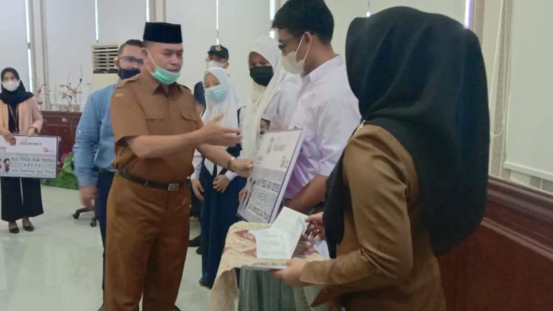 Pemko Tanjung Balai Bersama PT Bank Sumut Serahkan 115 Buku Tabungan Simpanan Pelajar