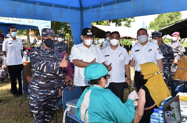 TNI AL Laksanakan Vaksinasi Dan Bagi Sembako di Belawan