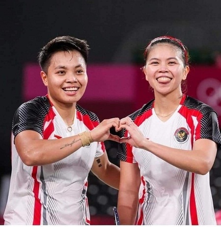Pasangan Ganda Putri Indonesia, Greysia Polii dan Apriyani Rahayu Saat Merayakan Kemenangan Usai Mengandaskan Pasangan Cina di Final Bulutangkis Olimpiade Tokyo 2020. (Foto: Istimewa)