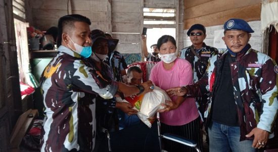 Sambut HUT RI ke-76, DPD IPK Kota Gunungsitoli Berikan Kursi Roda kepada Warga Gunungsitoli Utara