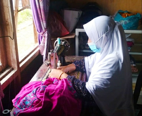 Bantu Ekonomi Keluarga, Penjahit Baju Bertahan Ditengah Pandemi covid-19