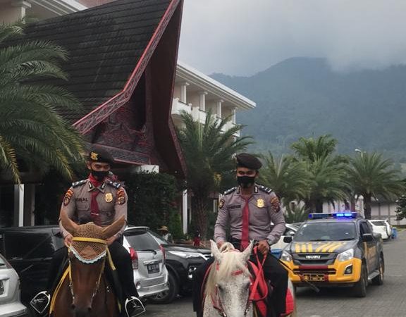 Pantau Penerapan Prokes 3M, Kasat Sabhara Polres Simalungun Pimpin Patroli Berkuda Pam Obvit di Kota Parapat
