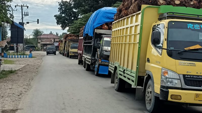 Kemacetan Panjang disimpang Pasar X Tanjung Beringin Hinai Lumpuhkan Arus Lalulintas Medan – Banda Aceh