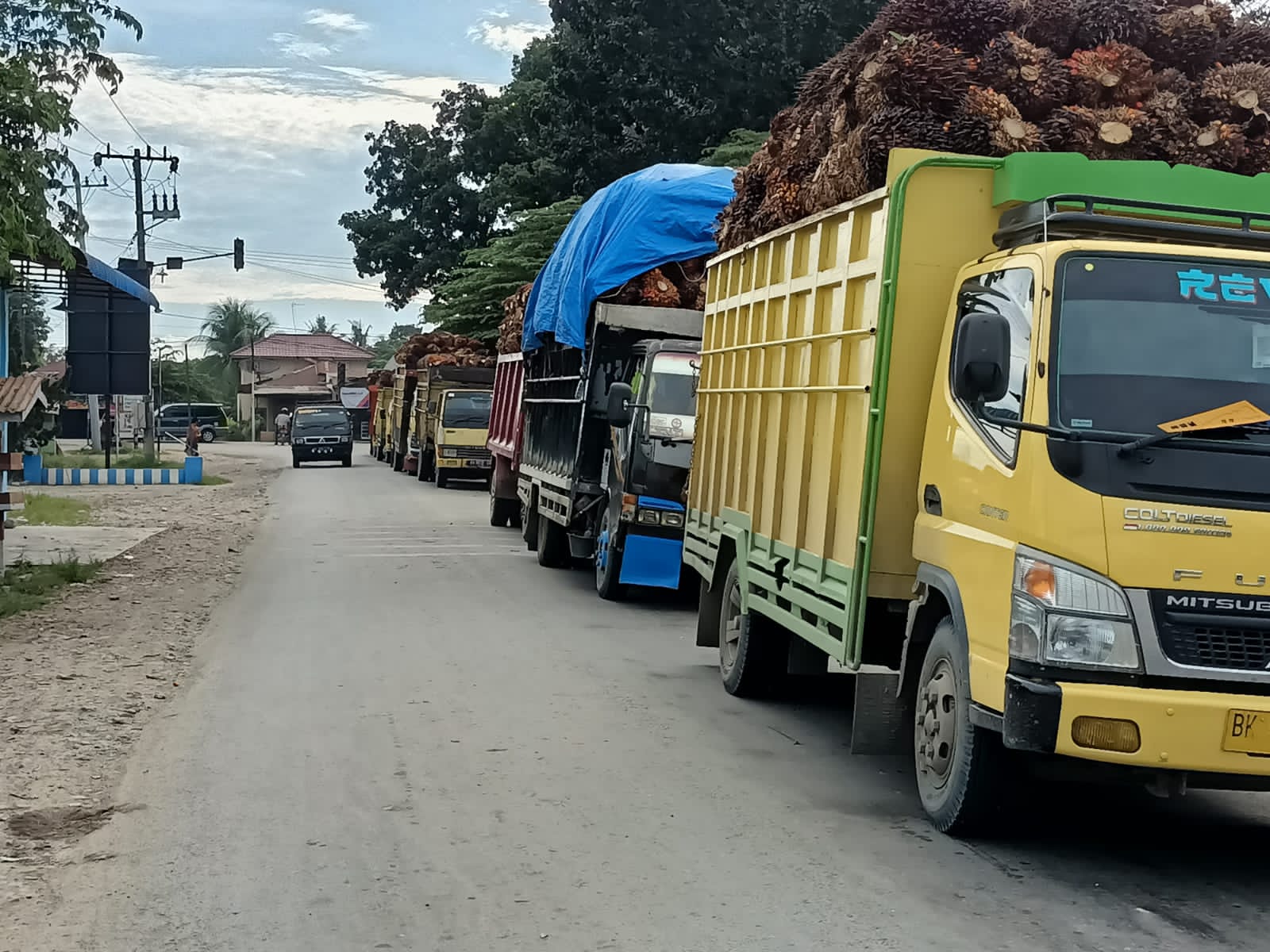 Kemacetan Panjang disimpang Pasar X Tanjung Beringin Hinai Lumpuhkan Arus Lalulintas Medan – Banda Aceh