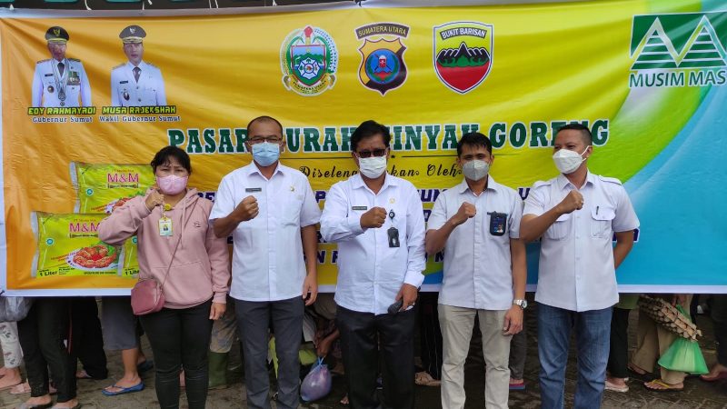 Harga Minyak Goreng Tinggi, Pemprov Sumut Bersama TNI/Polri Gelontorkan 22.000 Liter Minyak Goreng Lewat Pasar Murah