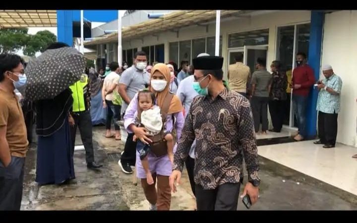 Haji Uma Pulangkan TKI Yang Ditangkap di Malaysia, Keluarga Sambut Dengan Isak Tangis
