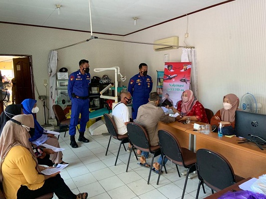 Gerai Vaksin Presisi untuk Masyarakat oleh Sat Polairud Polres Kukar