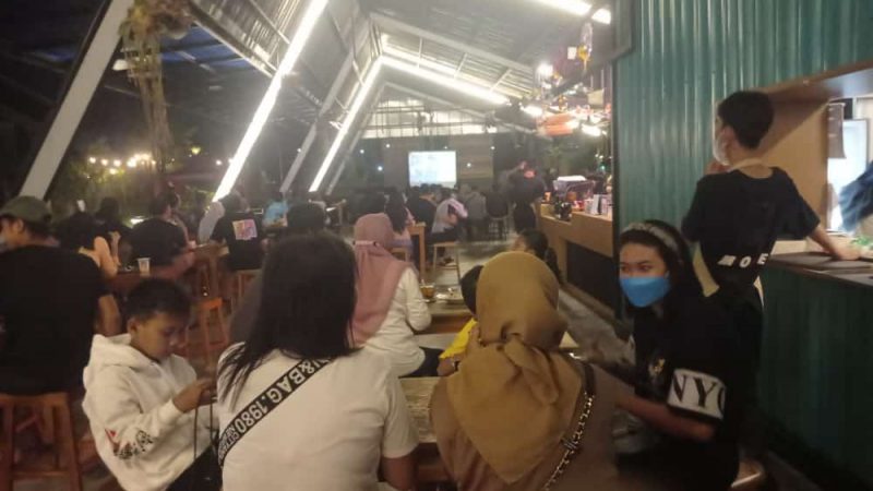 Dukung Timnas Indonesia, Karang Taruna Weleri Nokbar Di Caffe Sawa Tepi Sawah