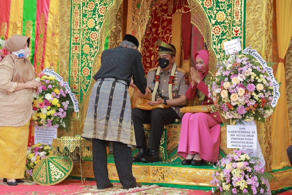 Resmi Masuki Mapolda, Kapolda Riau Disambut Adat Tepuk Tepung Tawar